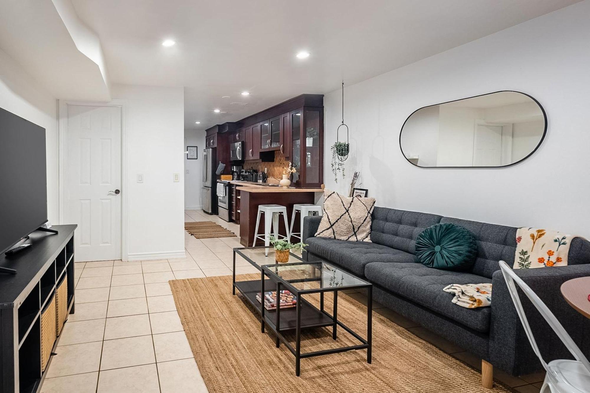 Basement Suite With Private Patio In Davenport Toronto Kültér fotó