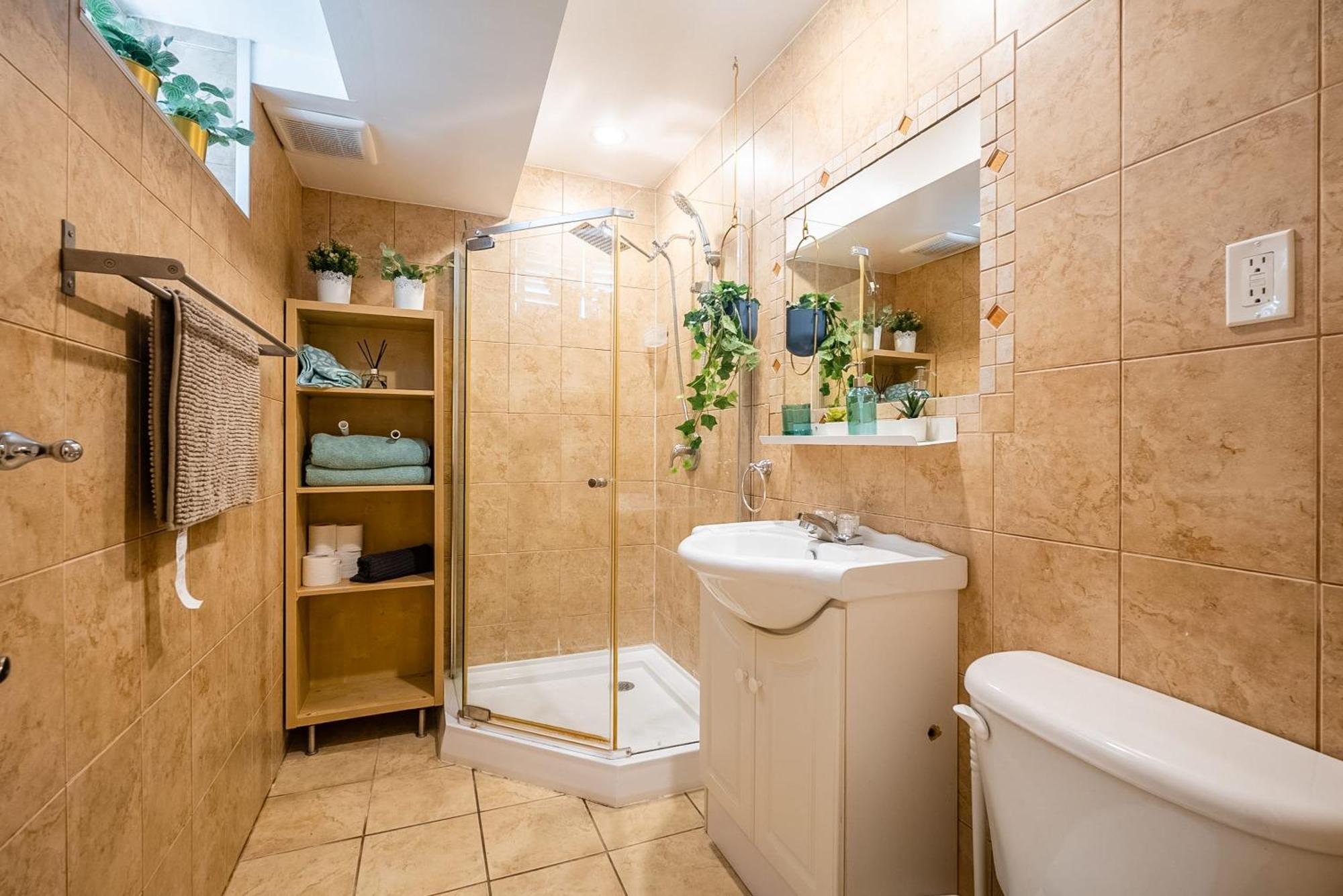 Basement Suite With Private Patio In Davenport Toronto Kültér fotó